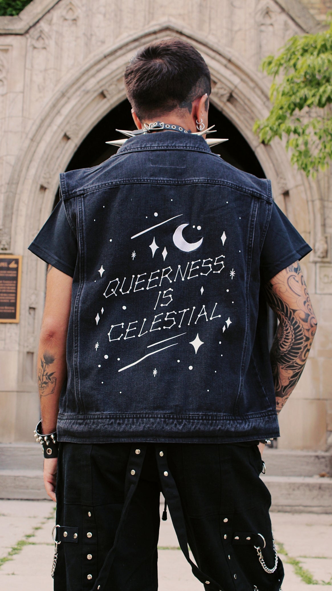 Queerness est un gilet en denim céleste