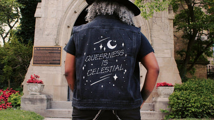 Queerness est un gilet en denim céleste